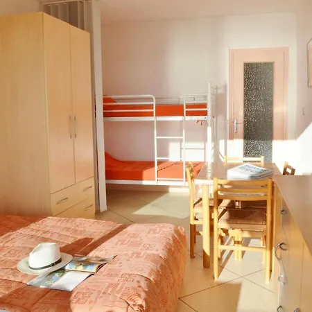 4 Pers. Avec Terrasse Sur La Au Lavandou - Fr-1-251-251 Lägenhet Le Lavandou