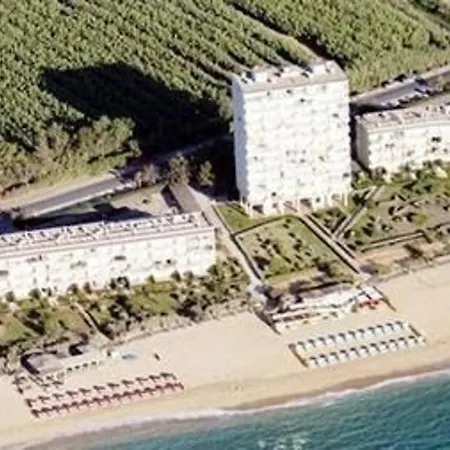 4 Pers. Avec Terrasse Sur La Au Lavandou - Fr-1-251-251 Le Lavandou