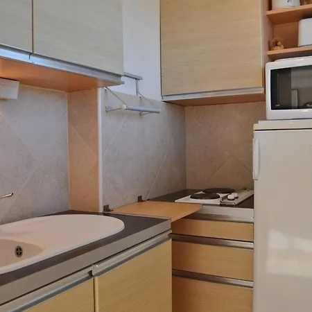 Pour 4 Personnes Avec Terrasse Et Directe Au Lavandou - Fr-1-251-251 Le Lavandou