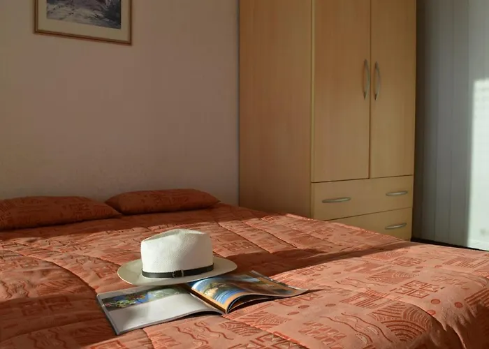 4 Pers. Avec Terrasse Sur La Au Lavandou - Fr-1-251-251 Apartman