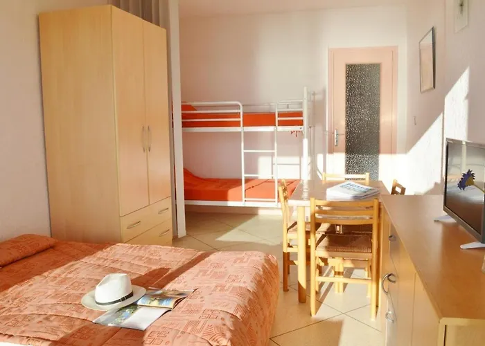 4 Pers. Avec Terrasse Sur La Au Lavandou - Fr-1-251-251 Lägenhet Le Lavandou